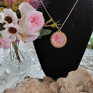 Chic Gold Necklace with Pink Floral Pendant
